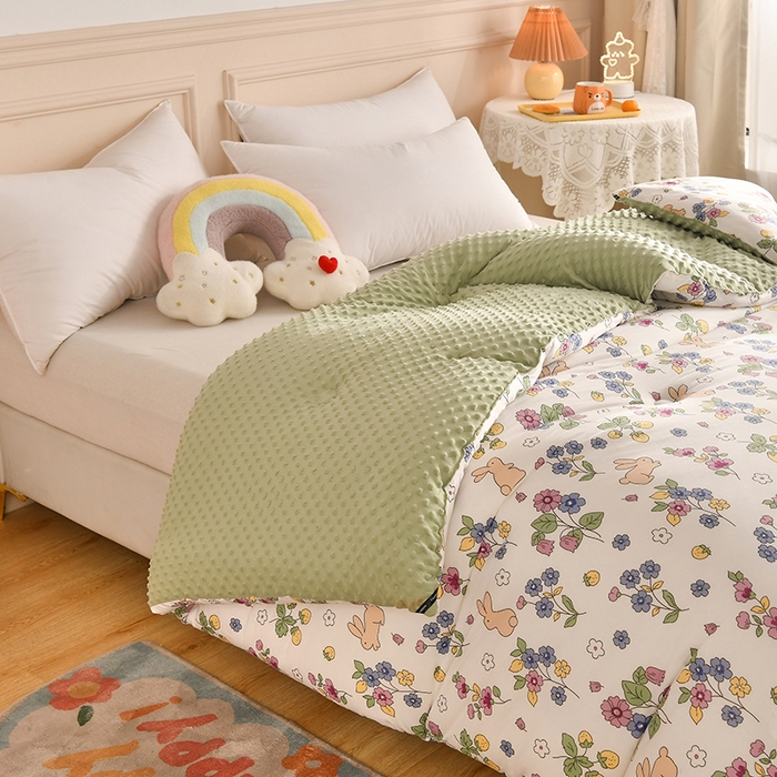 91家纺网 家纺一手货源 找家纺 牛魔王家居 2023新款A类针织棉豆豆被子抗菌纤维被芯冬被 花丛间