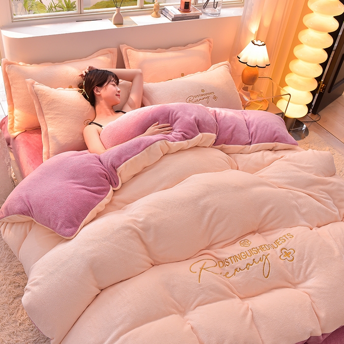 91家纺网 家纺一手货源 找家纺 简爱家纺2025新款保暖MISS款法莱绒刺绣四件套奶油黄魅紫