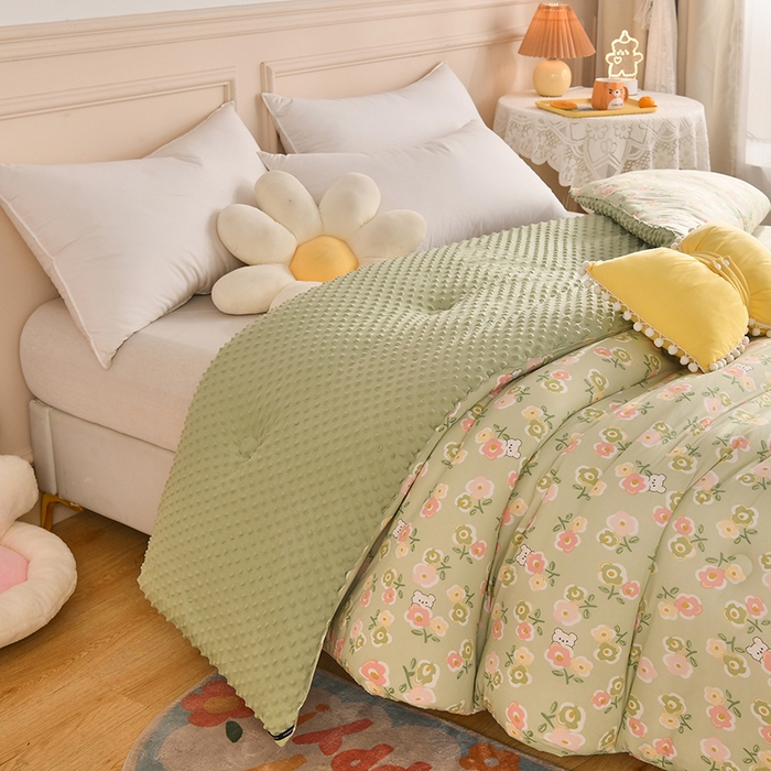 91家纺网 家纺一手货源 找家纺 牛魔王家居 2023新款A类针织棉豆豆被子抗菌纤维被芯冬被 花花世界