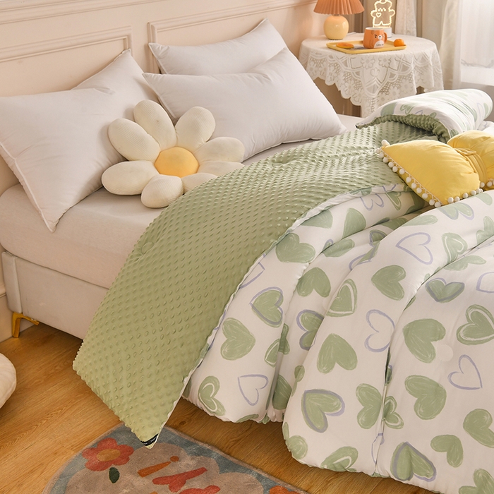 91家纺网 家纺一手货源 找家纺 牛魔王家居 2023新款A类针织棉豆豆被子抗菌纤维被芯冬被 绿色爱心