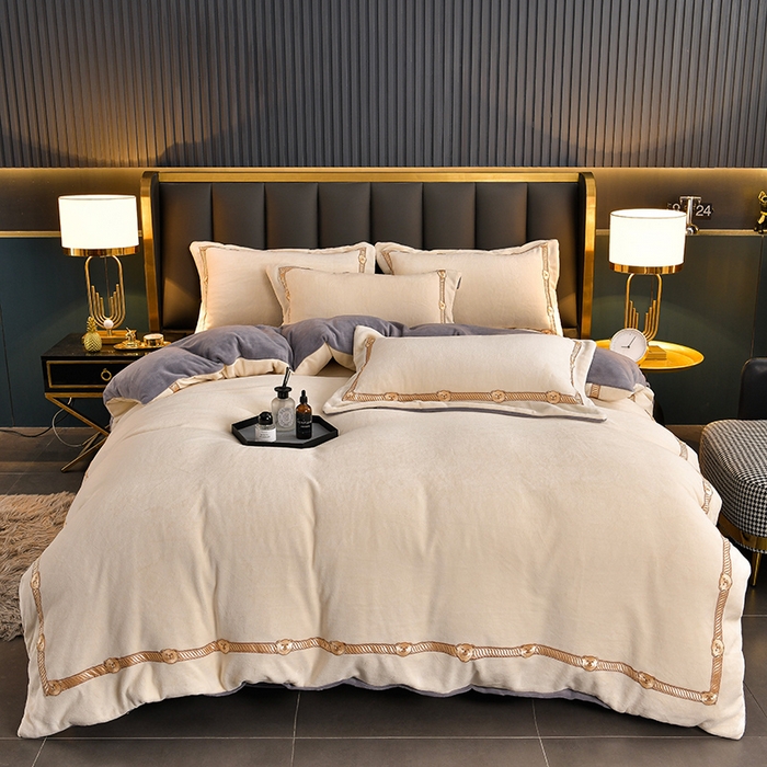 91家纺网 家纺一手货源 找家纺 云家 （包含买家秀）2023新款高克重牛奶绒纯色双拼刺绣四件套珊瑚绒 凯迪系列 凯迪-奶昔白+高级灰