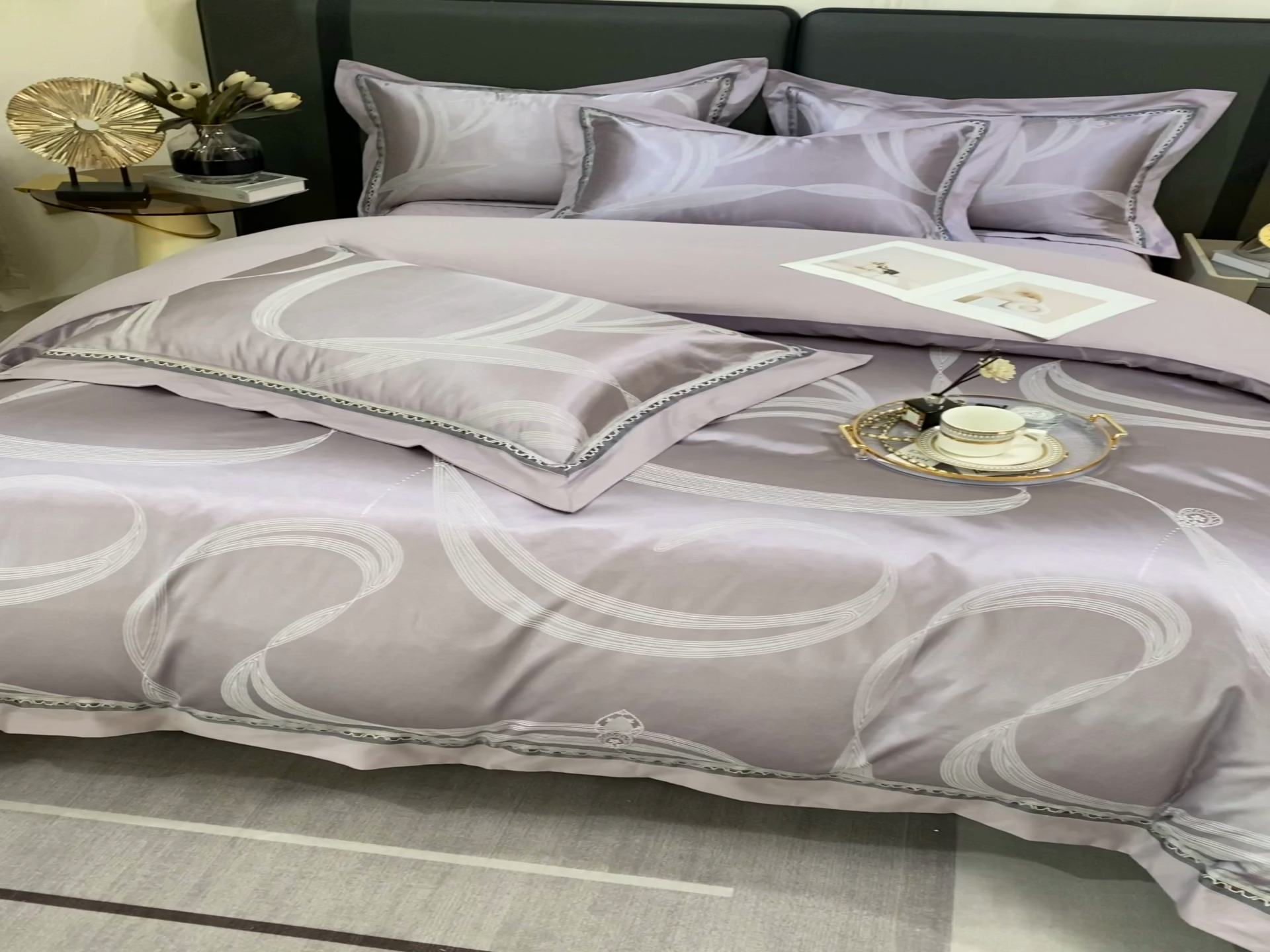 91家纺网 家纺一手货源 找家纺 小时代家纺 2023新款纯棉贡缎提花夹棉床盖四件套 炫美生活灰紫