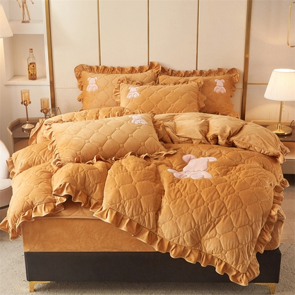 91家纺网 家纺一手货源 找家纺 屹成 2024新款水晶绒夹棉床笠款四件套贴布绣款-小熊款 金驼