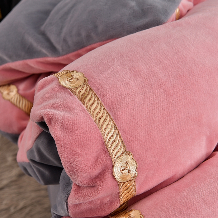 91家纺网 家纺一手货源 找家纺 云家 （包含买家秀）2023新款高克重牛奶绒纯色双拼刺绣四件套珊瑚绒 凯迪系列 凯迪-蜜粉+高级灰