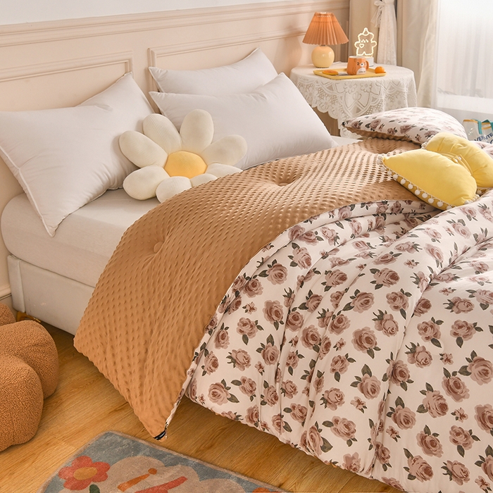 91家纺网 家纺一手货源 找家纺 牛魔王家居 2023新款A类针织棉豆豆被子抗菌纤维被芯冬被 复古玫瑰