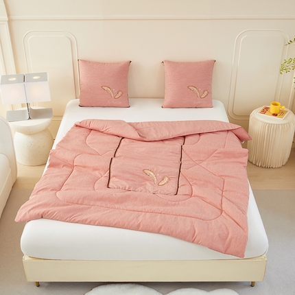 91家纺网 家纺一手货源 找家纺 素玖抱枕被 2023新款抱枕被-羽毛 粉色