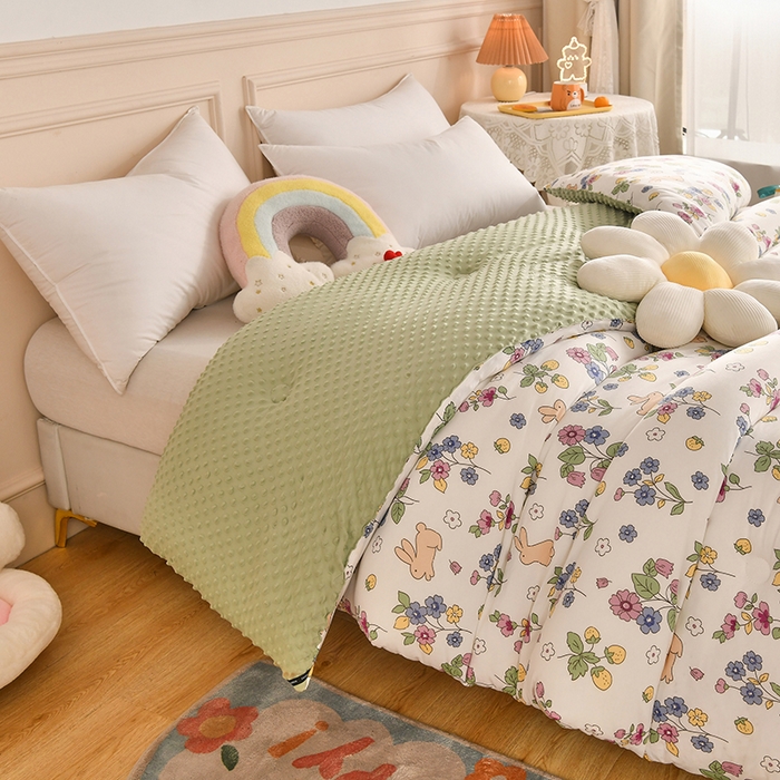 91家纺网 家纺一手货源 找家纺 牛魔王家居 2023新款A类针织棉豆豆被子抗菌纤维被芯冬被 花丛间