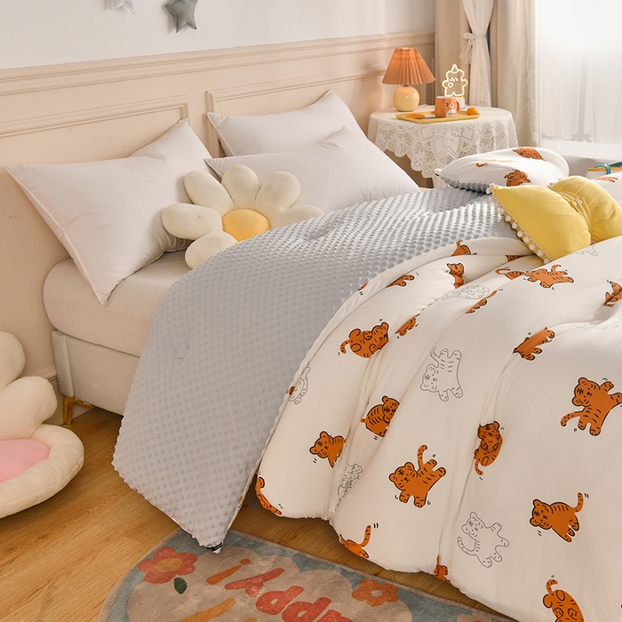 91家纺网 家纺一手货源 找家纺 牛魔王家居 2023新款A类针织棉豆豆被子抗菌纤维被芯冬被 猫咪虎