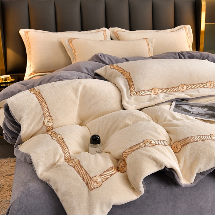 91家纺网 家纺一手货源 找家纺 云家 （包含买家秀）2023新款高克重牛奶绒纯色双拼刺绣四件套珊瑚绒 凯迪系列 凯迪-奶昔白+高级灰