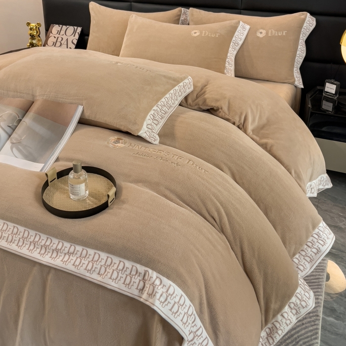 91家纺网 家纺一手货源 找家纺 露梦家纺 2025新款高克重牛奶绒刺绣四件套-简素（风格二） 简素-奶咖色