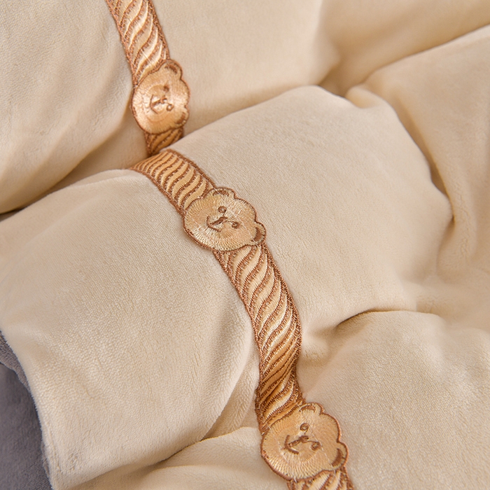 91家纺网 家纺一手货源 找家纺 云家 （包含买家秀）2023新款高克重牛奶绒纯色双拼刺绣四件套珊瑚绒 凯迪系列 凯迪-奶昔白+高级灰