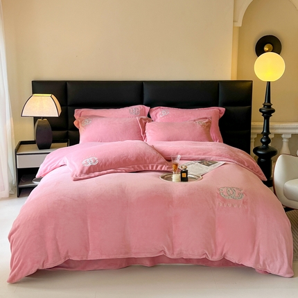 91家纺网 家纺一手货源 找家纺 （总）仟网汇 2023新款牛奶绒刺绣轻奢小香风系列婴儿绒四件套