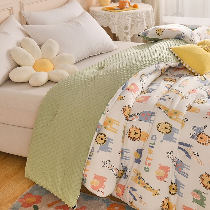 91家纺网 家纺一手货源 找家纺 牛魔王家居 2023新款A类针织棉豆豆被子抗菌纤维被芯冬被 动物乐园