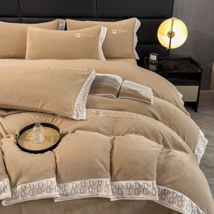 91家纺网 家纺一手货源 找家纺 露梦家纺 2025新款高克重牛奶绒刺绣四件套-简素（风格二） 简素-奶咖色