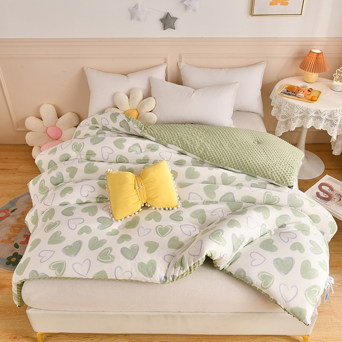 91家纺网 家纺一手货源 找家纺 牛魔王家居 2023新款A类针织棉豆豆被子抗菌纤维被芯冬被 绿色爱心
