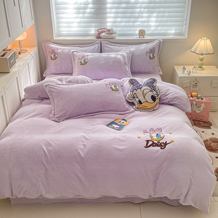 91家纺网 家纺一手货源 找家纺 丽美人家纺 2023新款迪士尼系列牛奶绒毛巾绣四件套 黛西