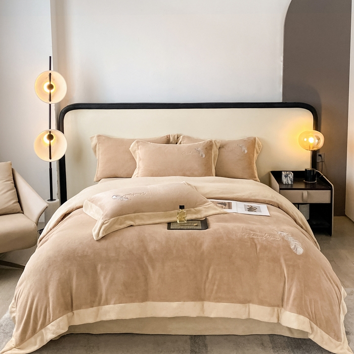 91家纺网 家纺一手货源 找家纺 露梦家纺 2025新款加厚保暖牛奶绒刺绣款四件套-轻羽（风格二） 轻羽-奶咖色