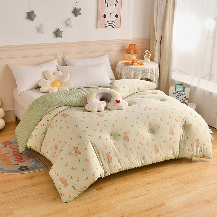 91家纺网 家纺一手货源 找家纺 牛魔王家居 2023新款A类针织棉豆豆被子抗菌纤维被芯冬被 玫瑰熊