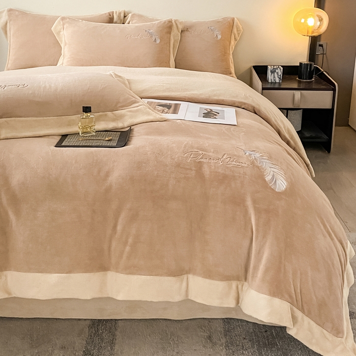 91家纺网 家纺一手货源 找家纺 露梦家纺 2025新款加厚保暖牛奶绒刺绣款四件套-轻羽（风格二） 轻羽-奶咖色