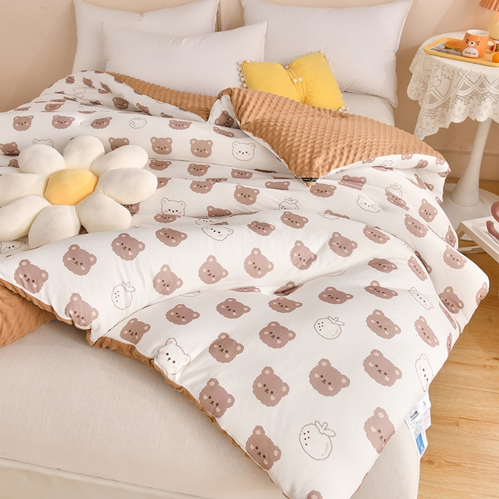 91家纺网 家纺一手货源 找家纺 牛魔王家居 2023新款A类针织棉豆豆被子抗菌纤维被芯冬被 饼干熊