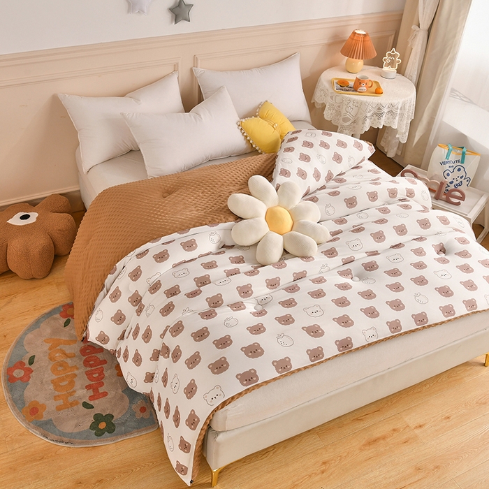 91家纺网 家纺一手货源 找家纺 牛魔王家居 2023新款A类针织棉豆豆被子抗菌纤维被芯冬被 饼干熊