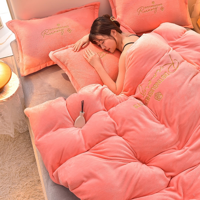 91家纺网 家纺一手货源 找家纺 简爱家纺2025新款保暖MISS款法莱绒刺绣四件套玉色灰