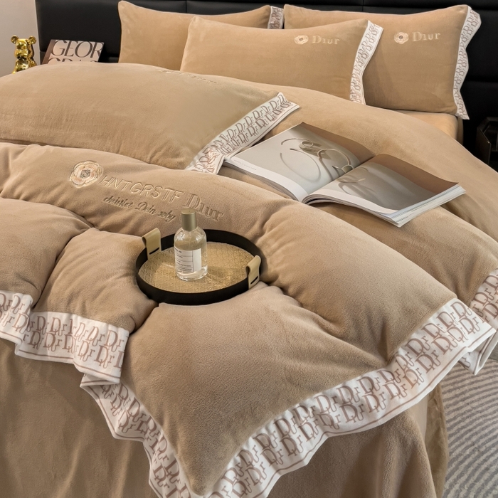 91家纺网 家纺一手货源 找家纺 露梦家纺 2025新款高克重牛奶绒刺绣四件套-简素（风格二） 简素-奶咖色