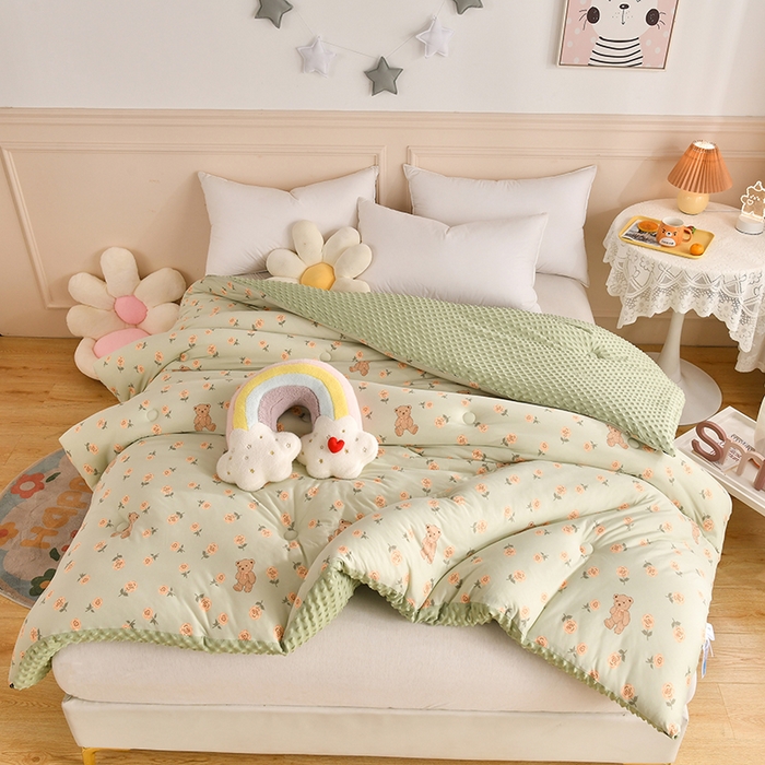 91家纺网 家纺一手货源 找家纺 牛魔王家居 2023新款A类针织棉豆豆被子抗菌纤维被芯冬被 玫瑰熊