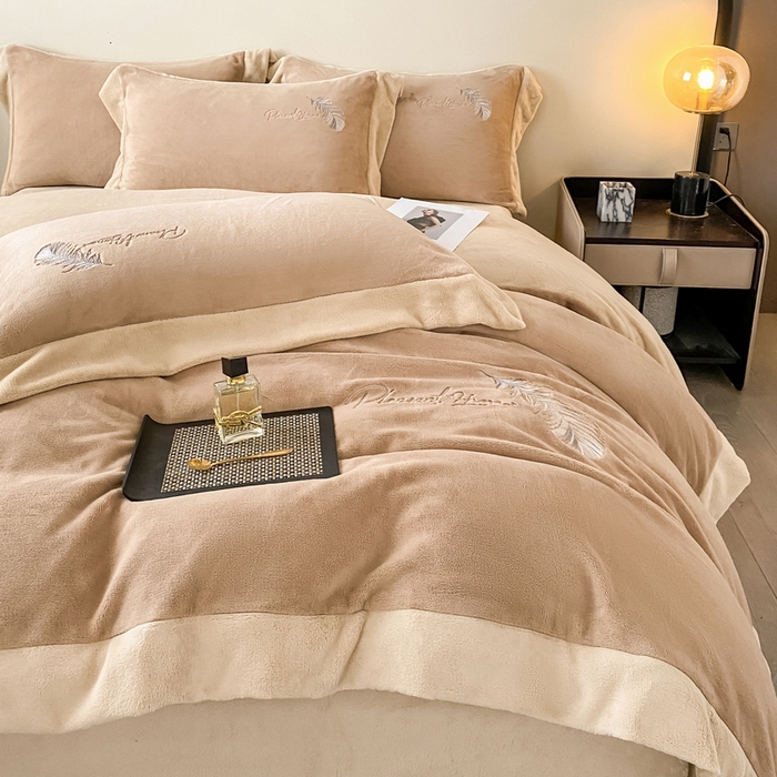 91家纺网 家纺一手货源 找家纺 露梦家纺 2025新款加厚保暖牛奶绒刺绣款四件套-轻羽（风格二） 轻羽-奶咖色