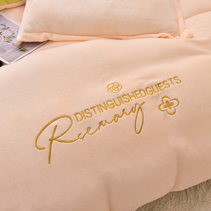 91家纺网 家纺一手货源 找家纺 简爱家纺2025新款保暖MISS款法莱绒刺绣四件套奶白抹茶绿