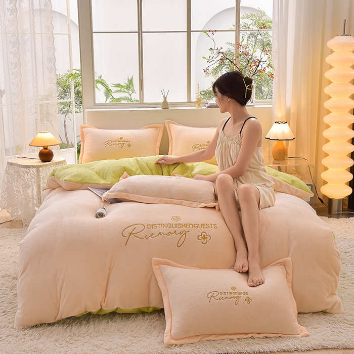 91家纺网 家纺一手货源 找家纺 简爱家纺2025新款保暖MISS款法莱绒刺绣四件套奶白抹茶绿