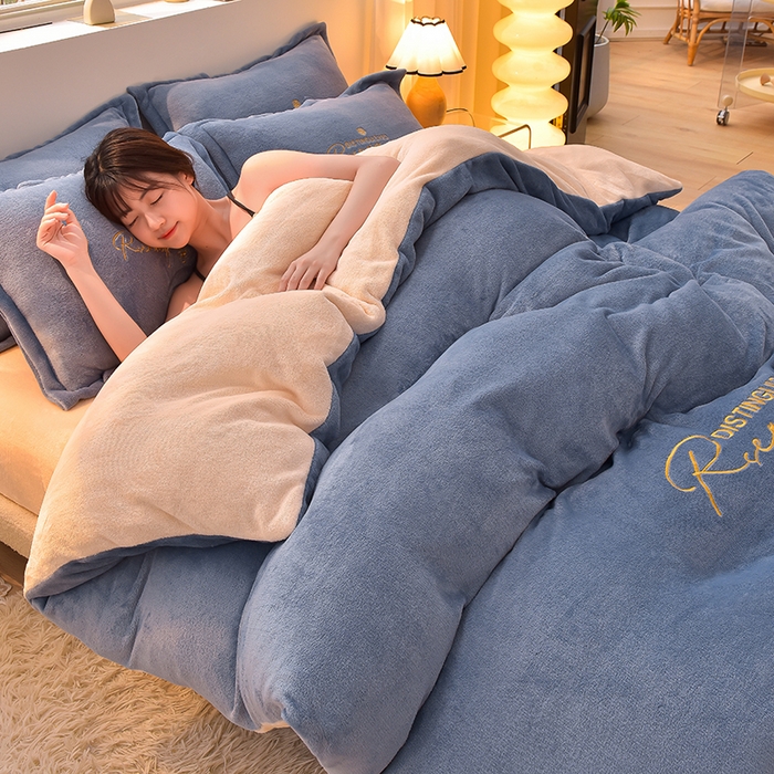 91家纺网 家纺一手货源 找家纺 简爱家纺2025新款保暖MISS款法莱绒刺绣四件套伯爵蓝奶白