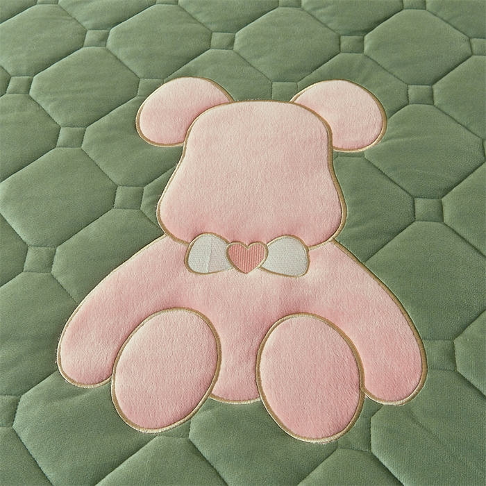 91家纺网 家纺一手货源 找家纺 屹成 2024新款水晶绒夹棉床笠款四件套贴布绣款-小熊款 橄榄緑