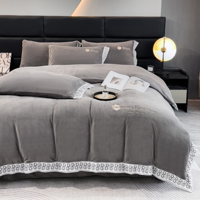 91家纺网 家纺一手货源 找家纺 露梦家纺 2025新款高克重牛奶绒刺绣四件套-简素（风格二） 简素-高级灰