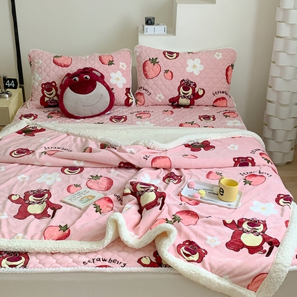 91家纺网 家纺一手货源 找家纺 灰鲸 2025新款加厚高克重牛奶绒夹棉床垫款毛毯套件 草莓熊熊