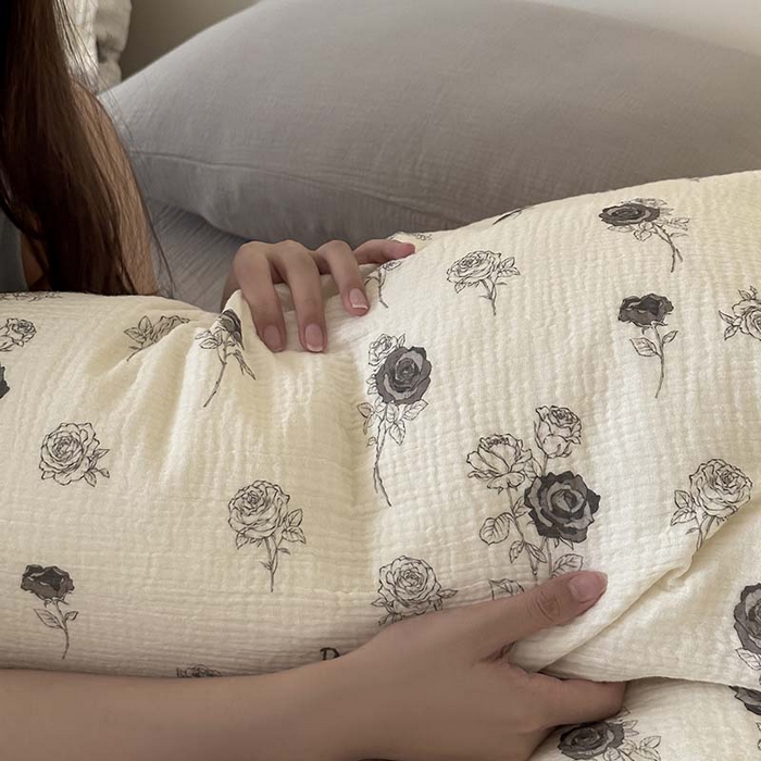 91家纺网 家纺一手货源 找家纺 山舍家居 2023新款全棉双层纱印花四件套 黑色玫瑰