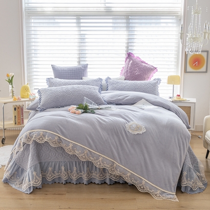 91家纺网 家纺一手货源 找家纺 （总）乐嘉盈 2025新款纯色刺绣蕾丝边牛奶绒床盖款四件套