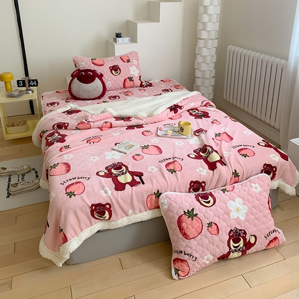 91家纺网 家纺一手货源 找家纺 灰鲸 2025新款AB面牛奶绒夹棉床笠款床垫毛毯套件 草莓熊熊