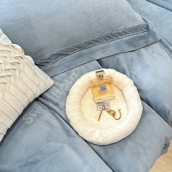 91家纺网 家纺一手货源 找家纺 榻尚家居 2023新款进口蕾丝缕空260克公主绒秋冬款四件套-低调的华丽 低调的华丽-海雾蓝