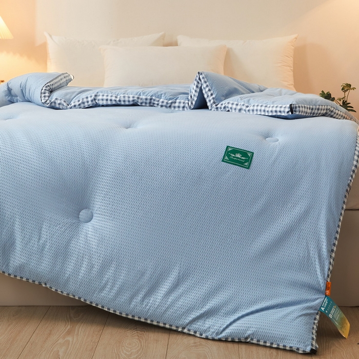 91家纺网 家纺一手货源 找家纺 卡派 2023新款泡泡纱立体无印风被芯冬被四季被 天空蓝