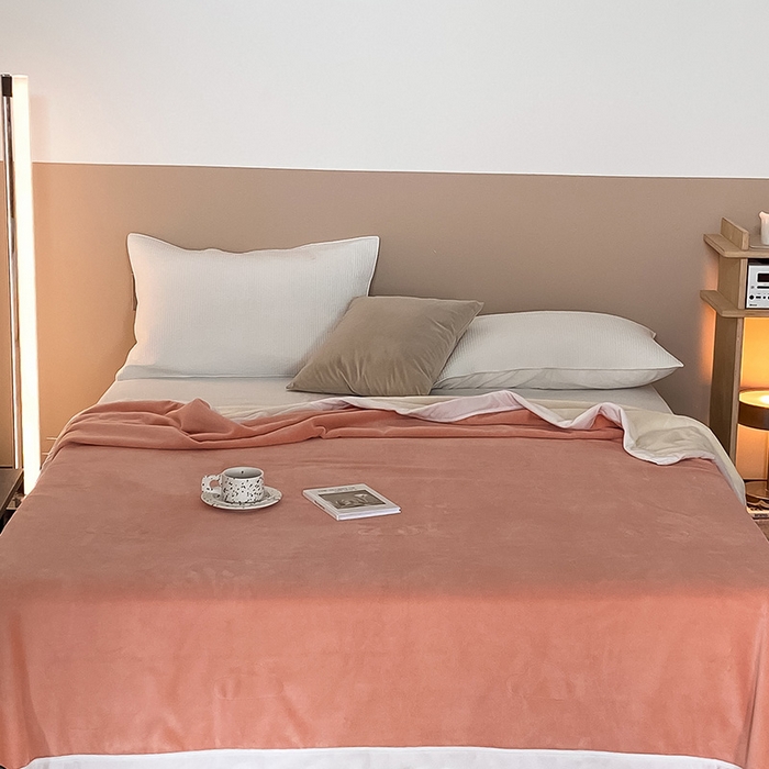 91家纺网 家纺一手货源 找家纺 2023新款高克重全消光牛奶绒双层云绒毯风格二 双层云绒毯-粉白