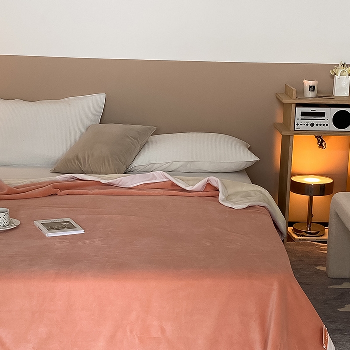 91家纺网 家纺一手货源 找家纺 2023新款高克重全消光牛奶绒双层云绒毯风格二 双层云绒毯-粉白