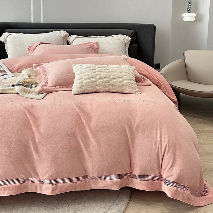 91家纺网 家纺一手货源 找家纺 榻尚家居 2023新款进口蕾丝缕空260克公主绒秋冬款四件套-低调的华丽 低调的华丽-粉玉