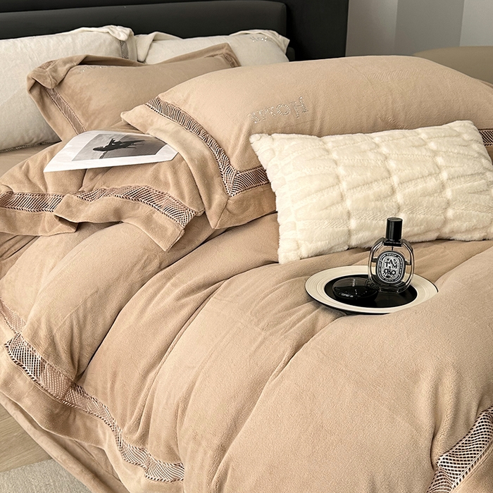 91家纺网 家纺一手货源 找家纺 榻尚家居 2023新款进口蕾丝缕空260克公主绒秋冬款四件套-低调的华丽 低调的华丽-奶茶棕