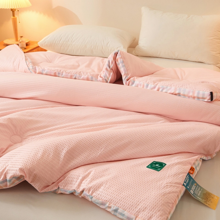 91家纺网 家纺一手货源 找家纺 卡派 2023新款泡泡纱立体无印风被芯冬被四季被 少女粉