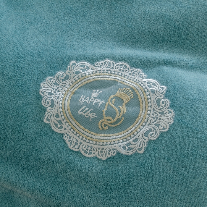 91家纺网 家纺一手货源 找家纺 乐嘉盈 2025新款纯色刺绣蕾丝边牛奶绒床盖款四件套 贵族蓝