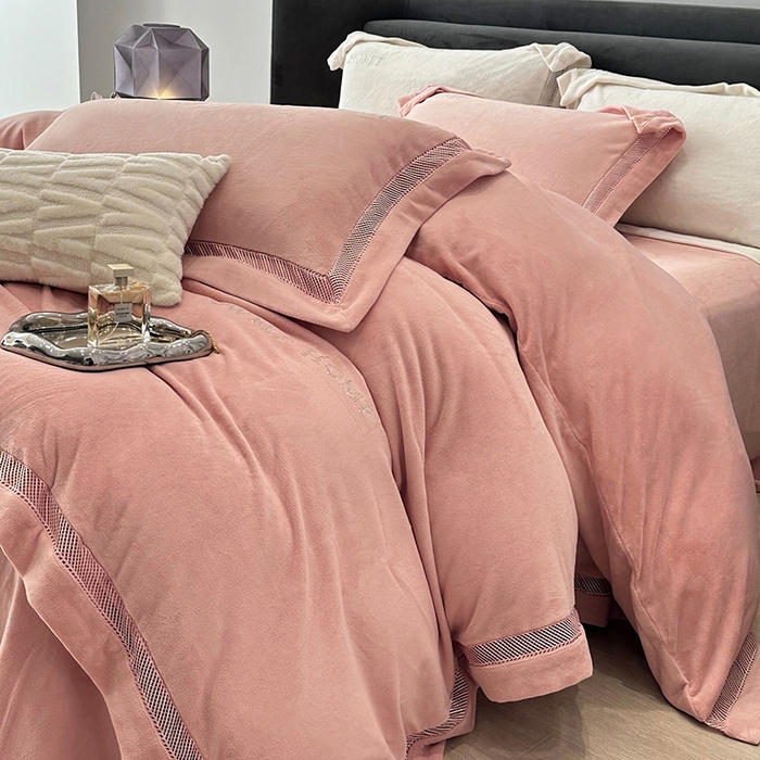 91家纺网 家纺一手货源 找家纺 榻尚家居 2023新款进口蕾丝缕空260克公主绒秋冬款四件套-低调的华丽 低调的华丽-粉玉