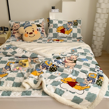91家纺网 家纺一手货源 找家纺 灰鲸 2025新款加厚高克重牛奶绒夹棉床垫款毛毯套件 维尼宝贝
