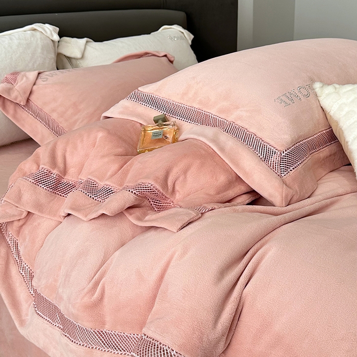 91家纺网 家纺一手货源 找家纺 榻尚家居 2023新款进口蕾丝缕空260克公主绒秋冬款四件套-低调的华丽 低调的华丽-粉玉