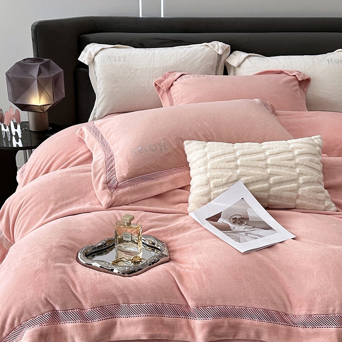 91家纺网 家纺一手货源 找家纺 榻尚家居 2023新款进口蕾丝缕空260克公主绒秋冬款四件套-低调的华丽 低调的华丽-粉玉